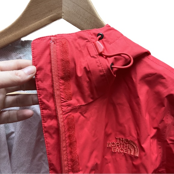 Authentic THE NORTH FACE Women's Venture 2 Shell 2.5L Hooded Rain Jacket - RED. - Picture 4 of 13
